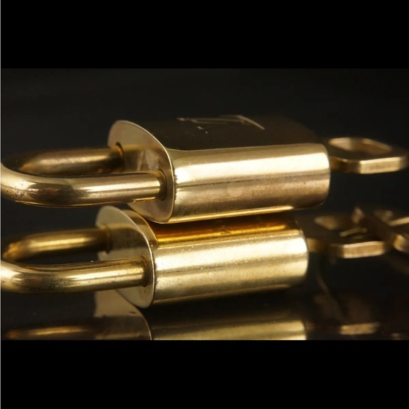 *FIRM* Authentic Louis Vuitton Lock and Key Set - Picture 11 of 13